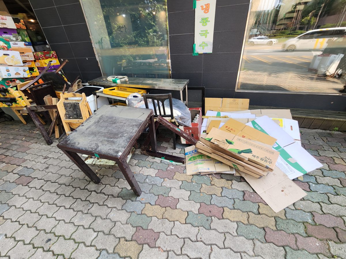 폐기 처리할 테이블과 포장 잔재